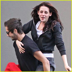 kristen-stewart-michael-piggyback-pair.jpg